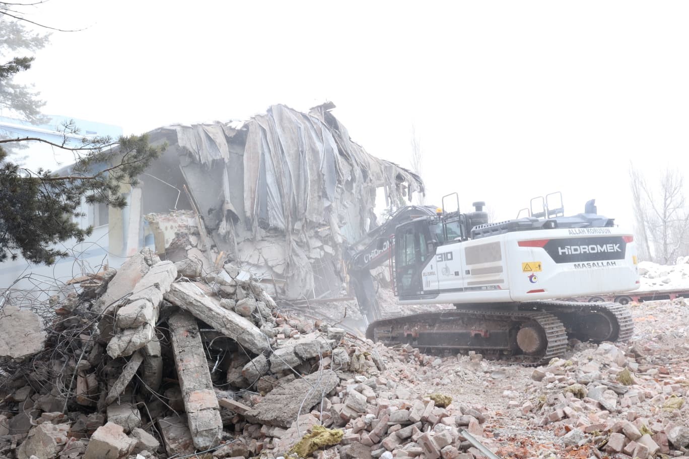 B&uuml;nyan&rsquo;da yeni h&uuml;k&uuml;met konağı i&ccedil;in inceleme
