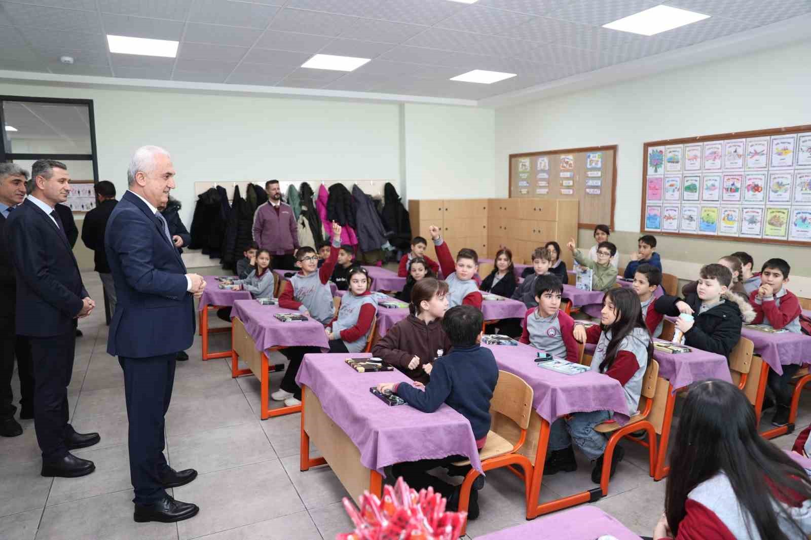 Muş&rsquo;ta 96 bin 800 &ouml;ğrenci karne sevinci yaşadı
