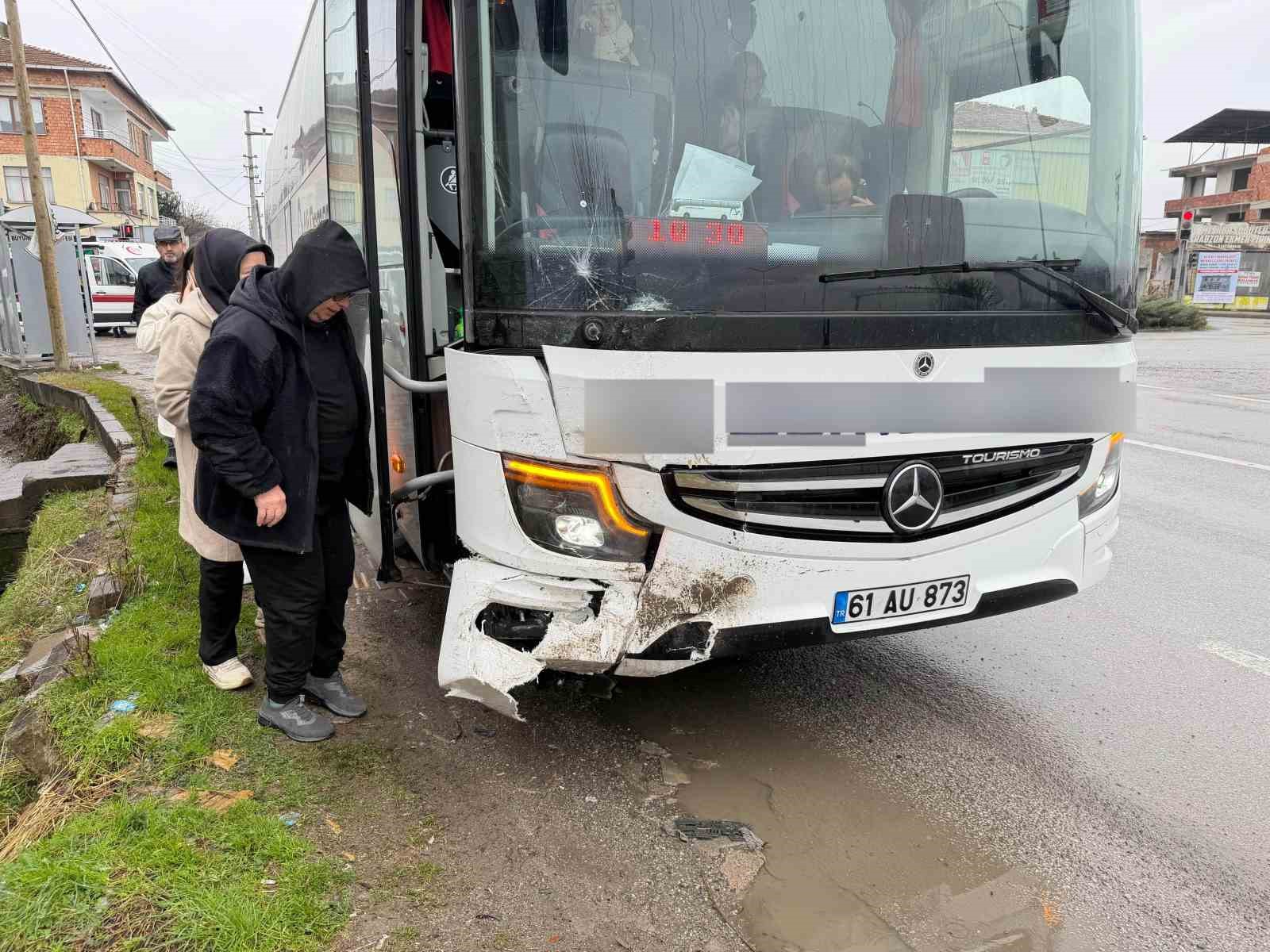 Kırmızı ışıkta duramayan otob&uuml;s otomobile &ccedil;arptı: 4 yaralı
