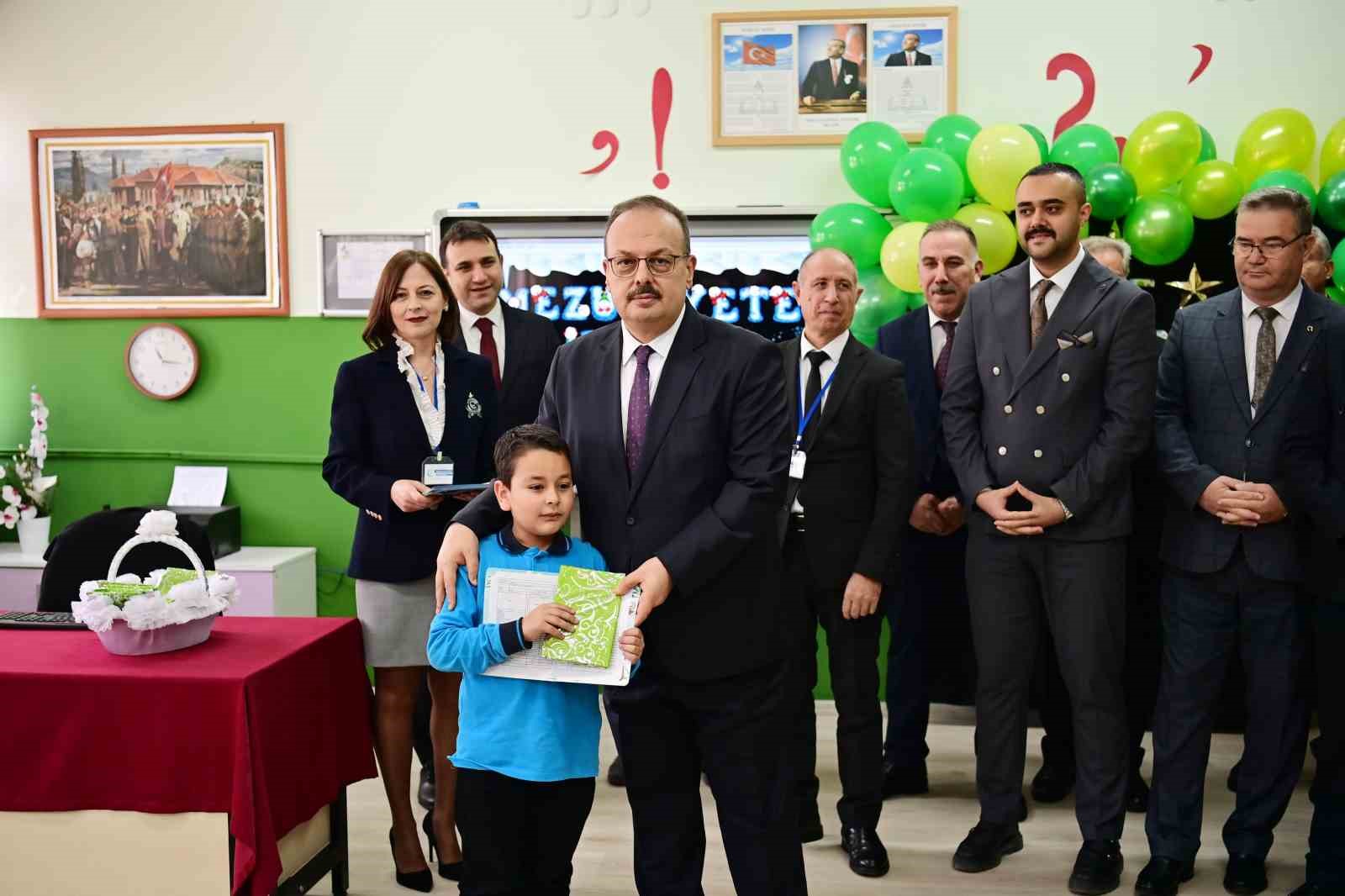 Öğrencilerin karnelerini Vali Canbolat verdi