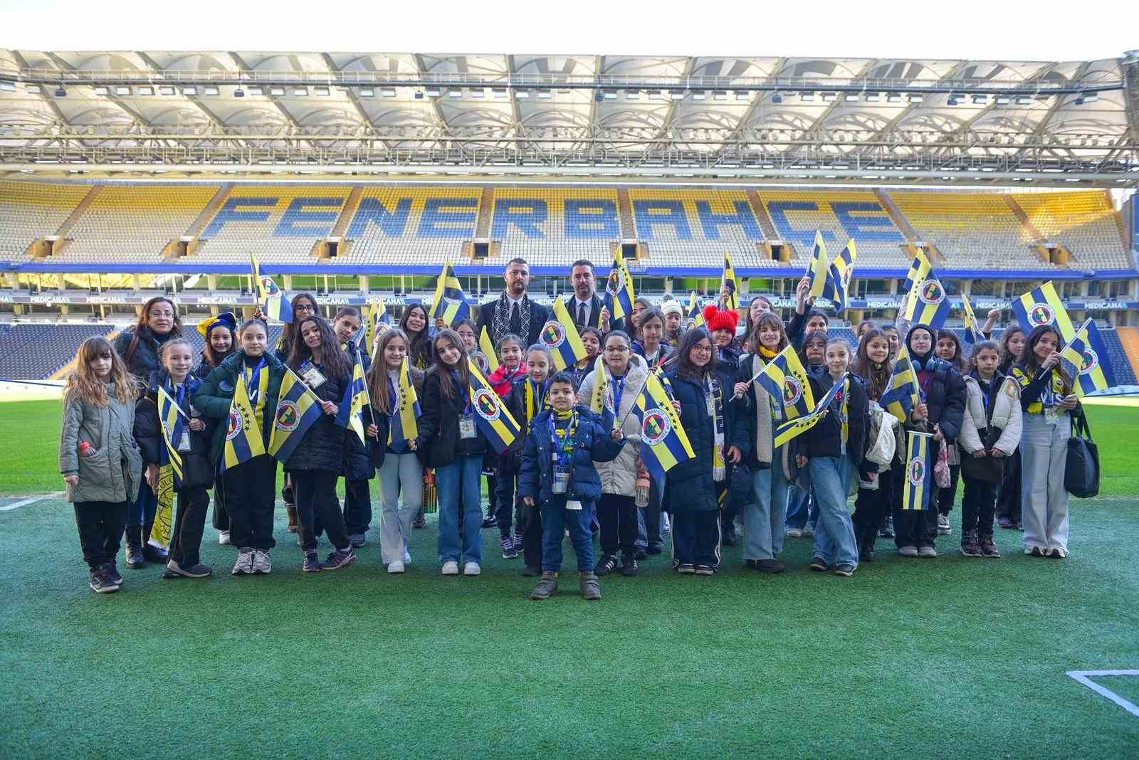 Denizlili &ouml;ğrenciler Sara&ccedil;oğlu&rsquo;nda geleceğe sarı lacivert izler bıraktı
