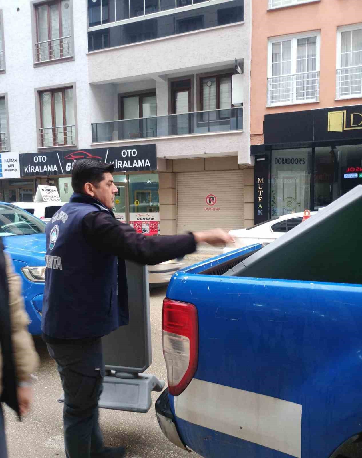 Nil&uuml;fer&rsquo;de kaldırımlar işgallerden arındırılıyor
