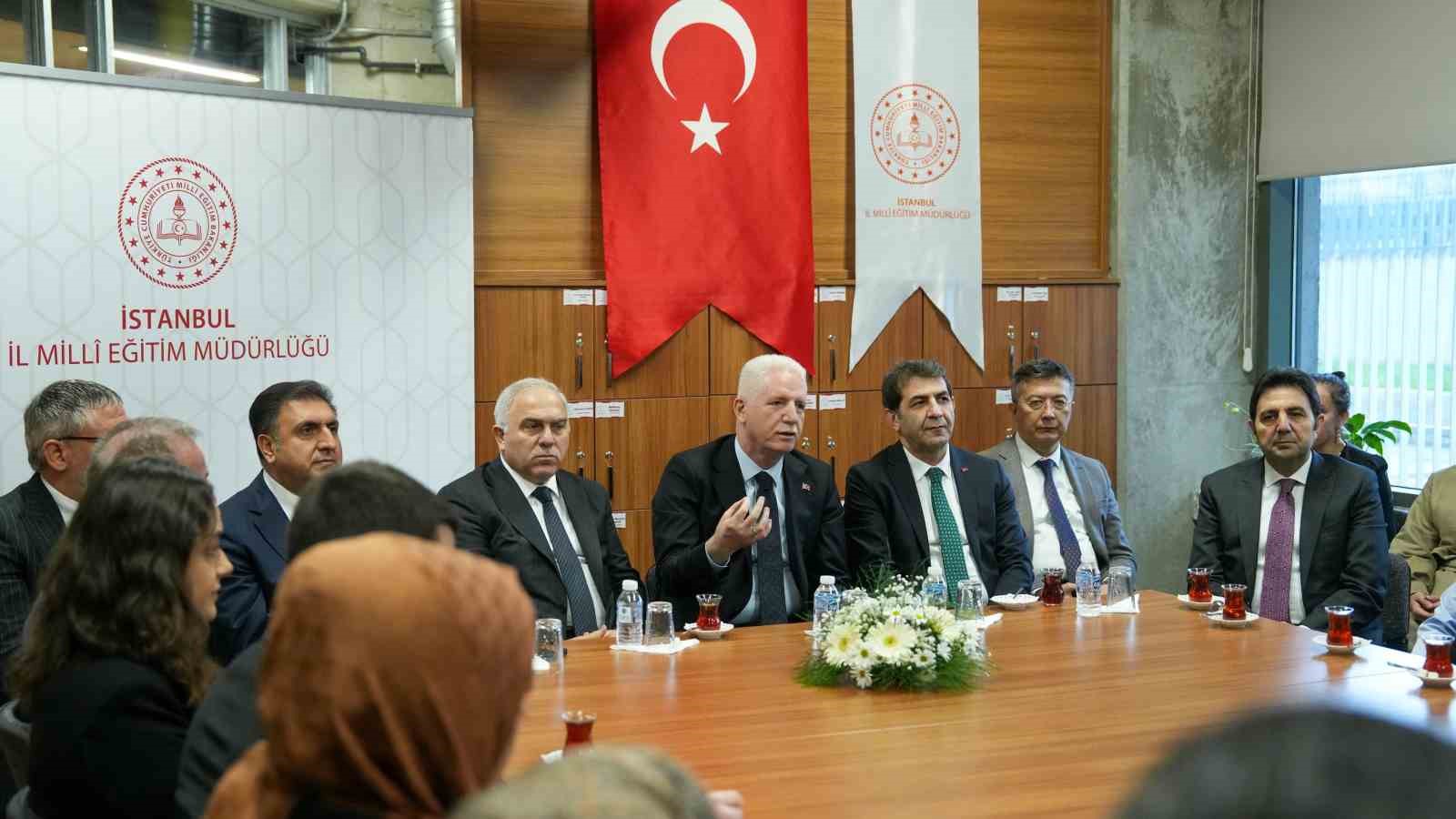 İstanbul&rsquo;da okullarda karne heyecanı yaşandı
