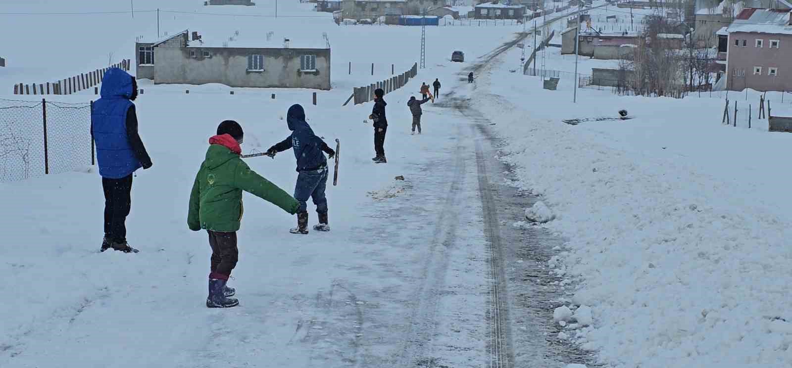 Hask&ouml;y&rsquo;de &ccedil;ocuklar karın keyfini kayarak &ccedil;ıkardı
