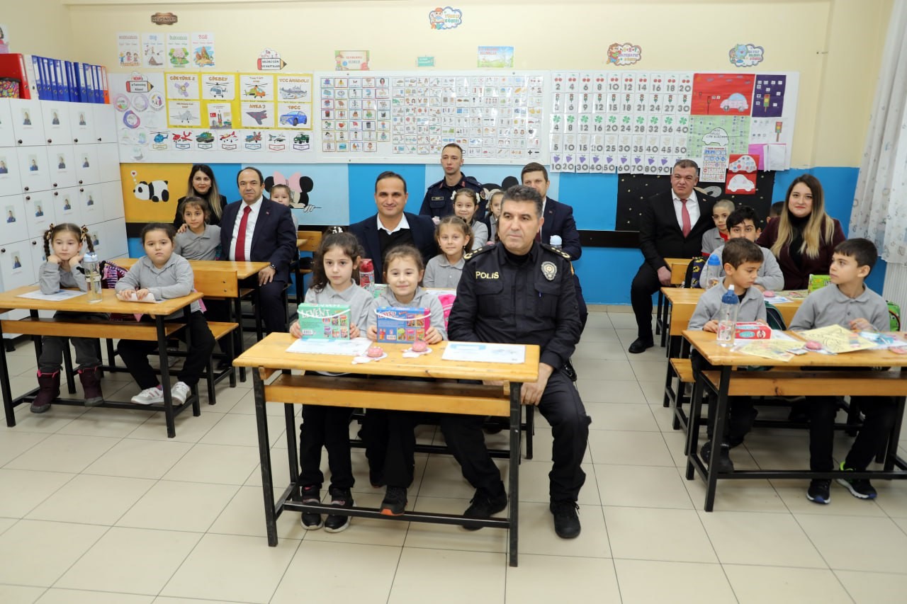 Karneler alındı, tatil zili &ccedil;aldı: Karasu&rsquo;da 12 bin &ouml;ğrenci karne sevinci yaşadı
