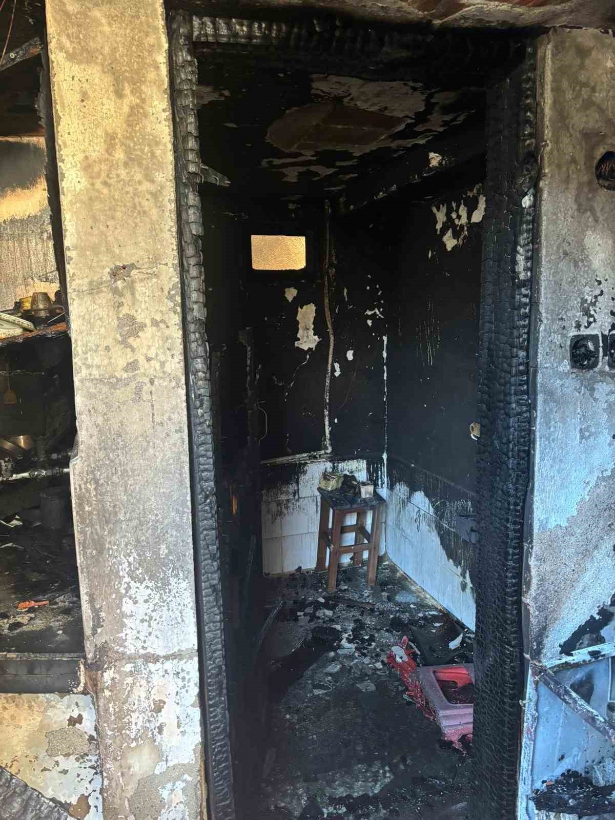 Yaşlı adam evinde elektrikli sobadan &ccedil;ıkan yangında hayatını kaybetti
