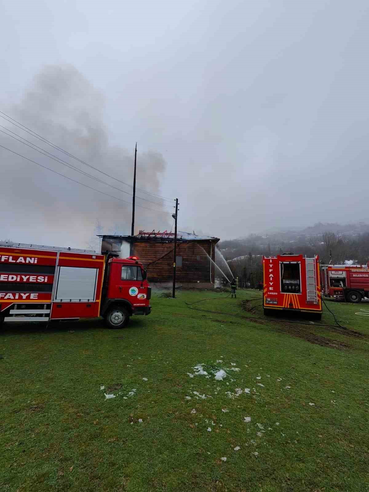 Karab&uuml;k&rsquo;te 450 yıllık ahşap cami alevlere teslim oldu
