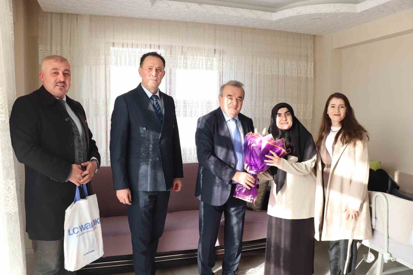 Bilecik’te evde eğitim öğrencisine karne sevinci