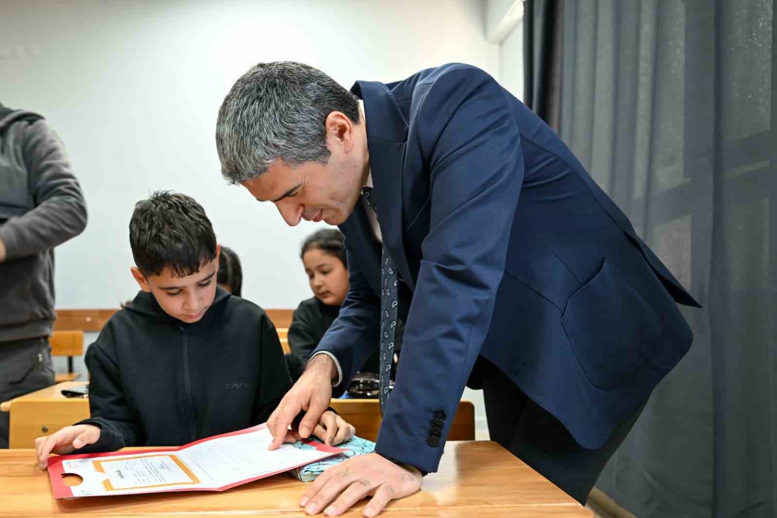 Uşak&rsquo;ta 63 bin 453 &ouml;ğrenci karne sevinci yaşadı
