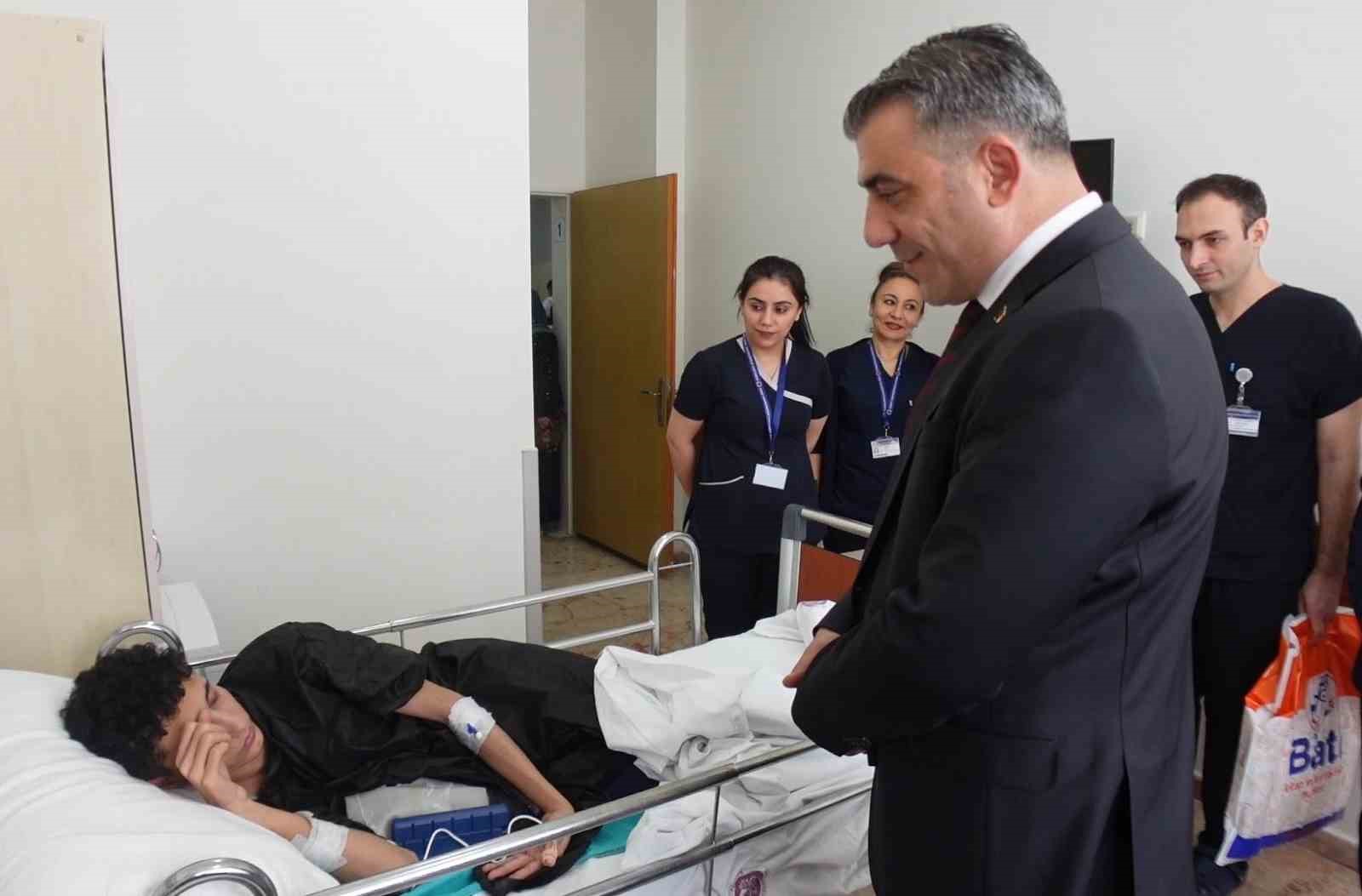 Hastanede yatan &ccedil;ocuklar, karne heyecanı yaşadı
