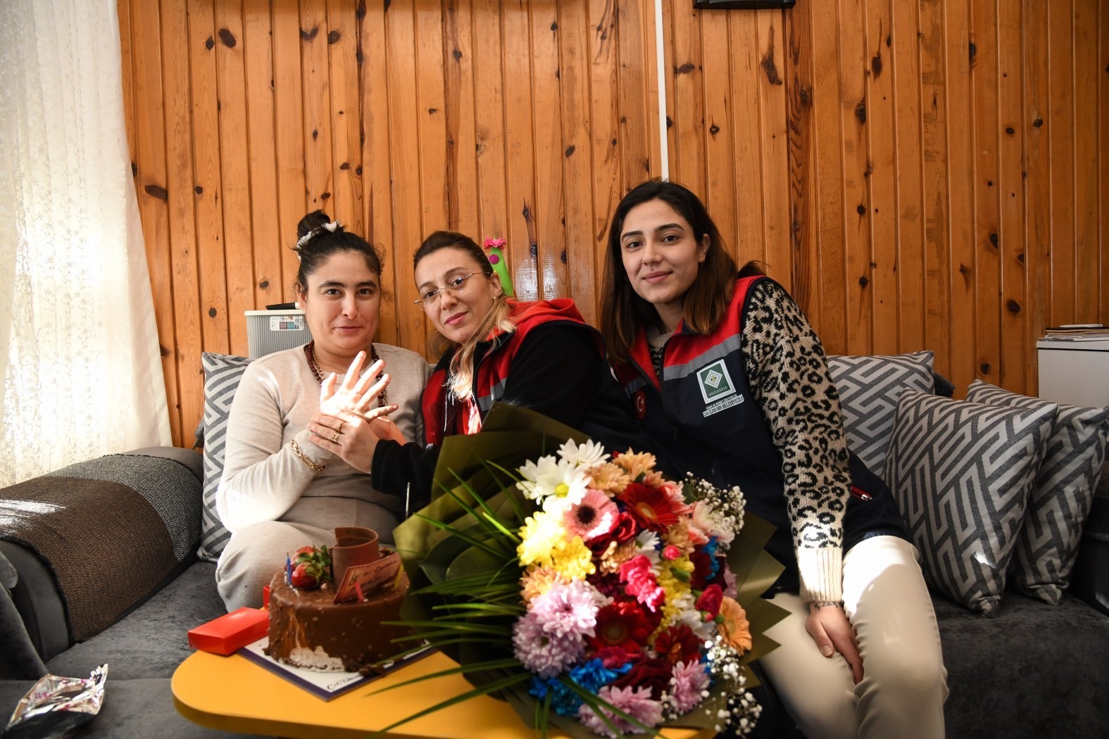 Engelli gencin y&uuml;z&uuml;n&uuml; g&uuml;ld&uuml;ren doğum g&uuml;n&uuml; s&uuml;rprizi
