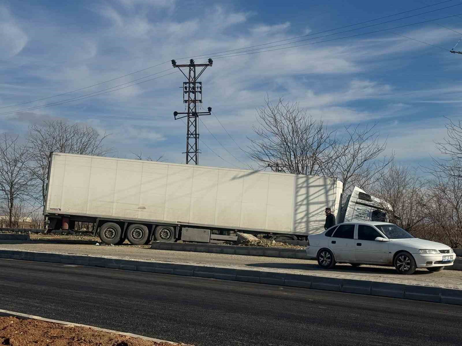 Batman’da tır ile minibüs çarpıştı: 6 yaralı