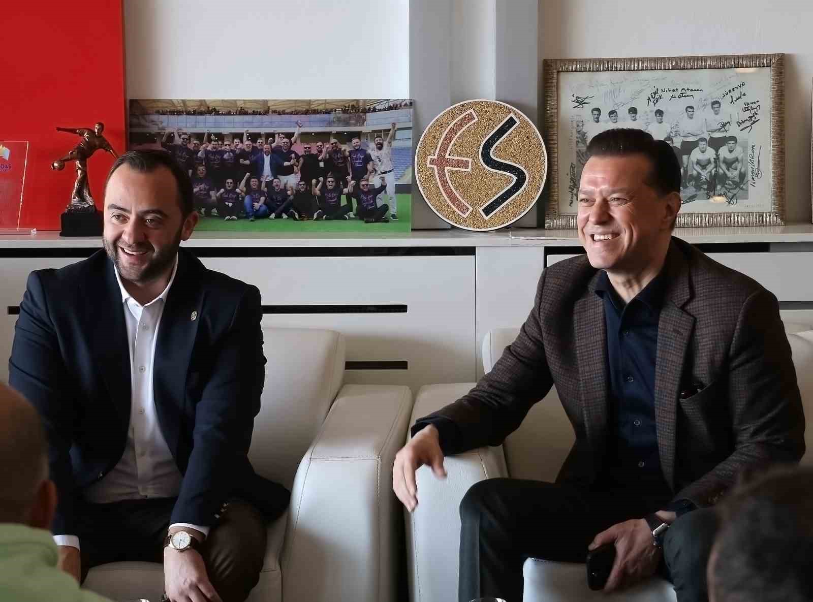 Nebi Hatipoğlu, Eskişehirspor&rsquo;a 2 futbolcu kazandırdı
