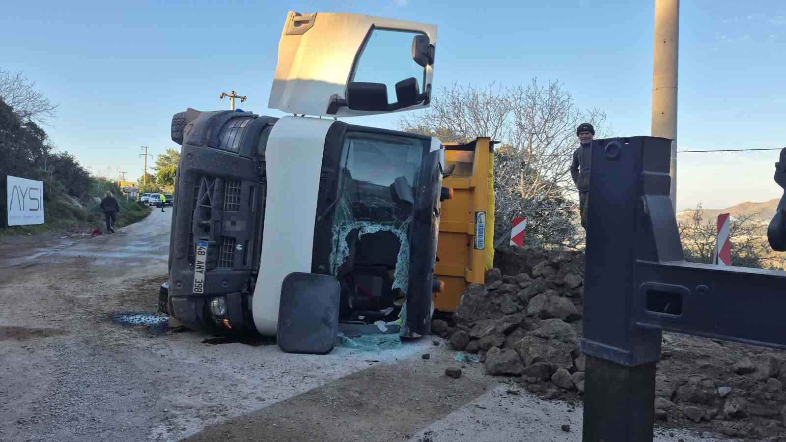 Hafriyat kamyonu devrildi: 1 yaralı