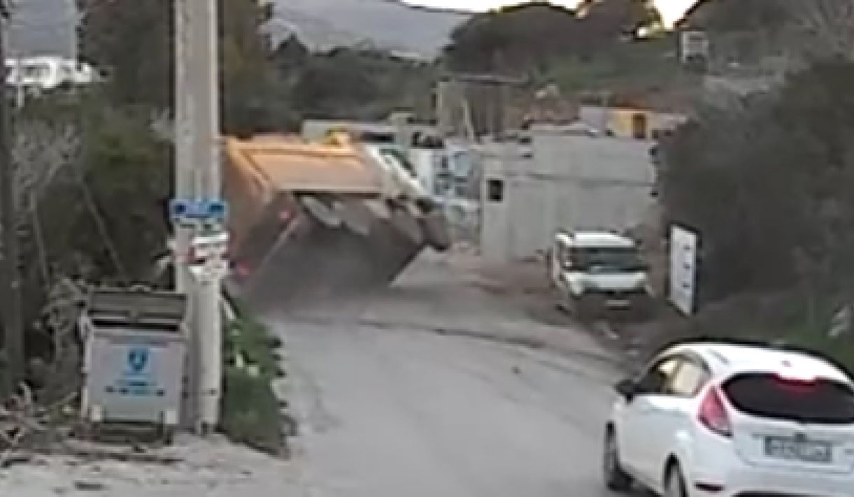 Hafriyat kamyonu devrildi: 1 yaralı
