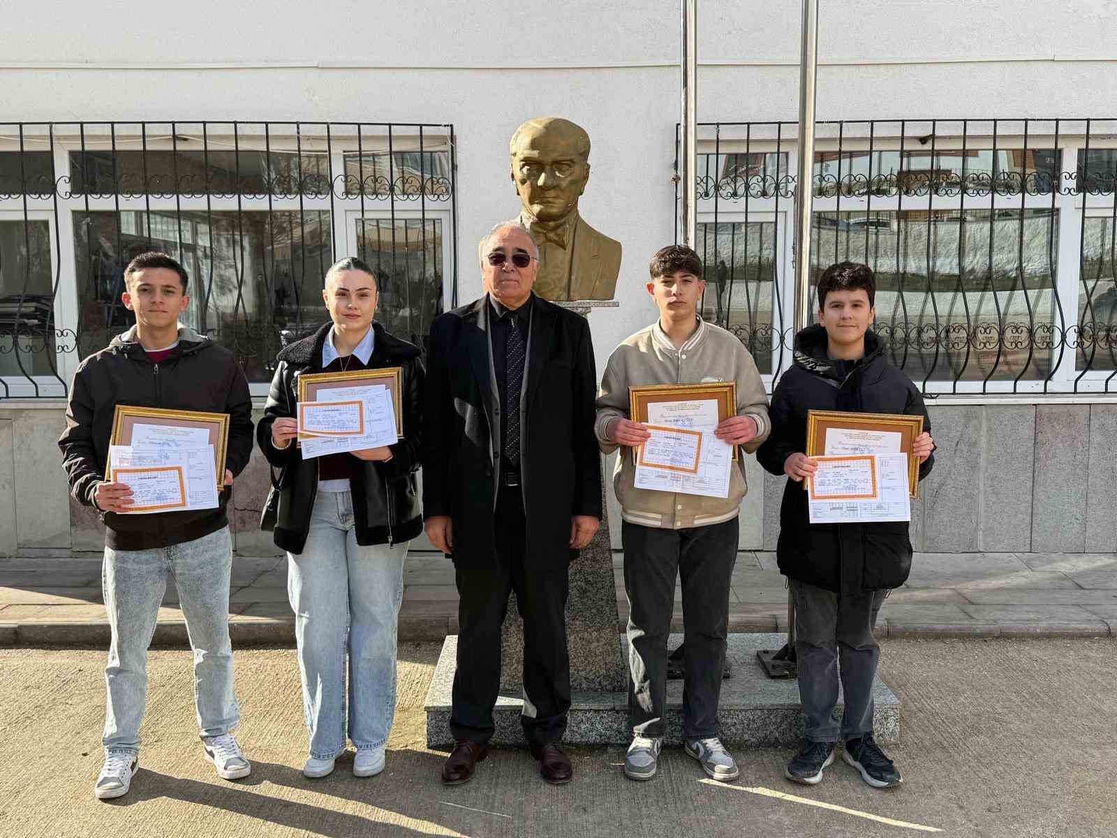 Eskişehir’de başarı altınla ödüllendirildi