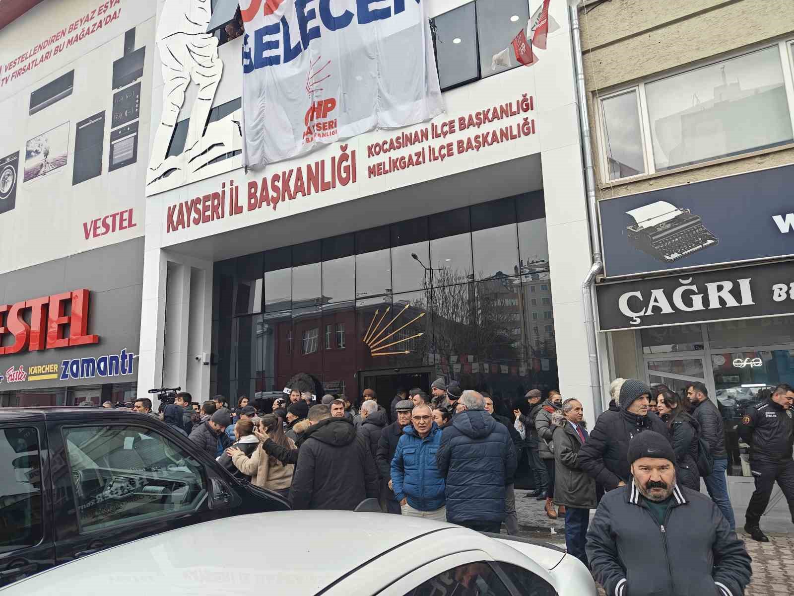 Kayseri&rsquo;de Alevi &ouml;rg&uuml;tlerden CHP İl Başkanlığı&rsquo;na &lsquo;siyah &ccedil;elenkli&rsquo; tepki
