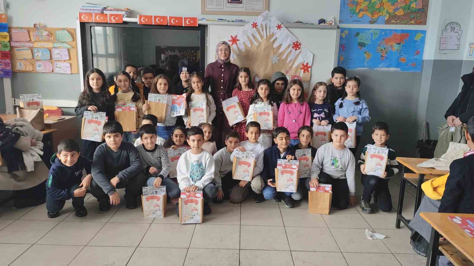 Erciş&rsquo;te &ouml;ğrencilerin karne sevinci
