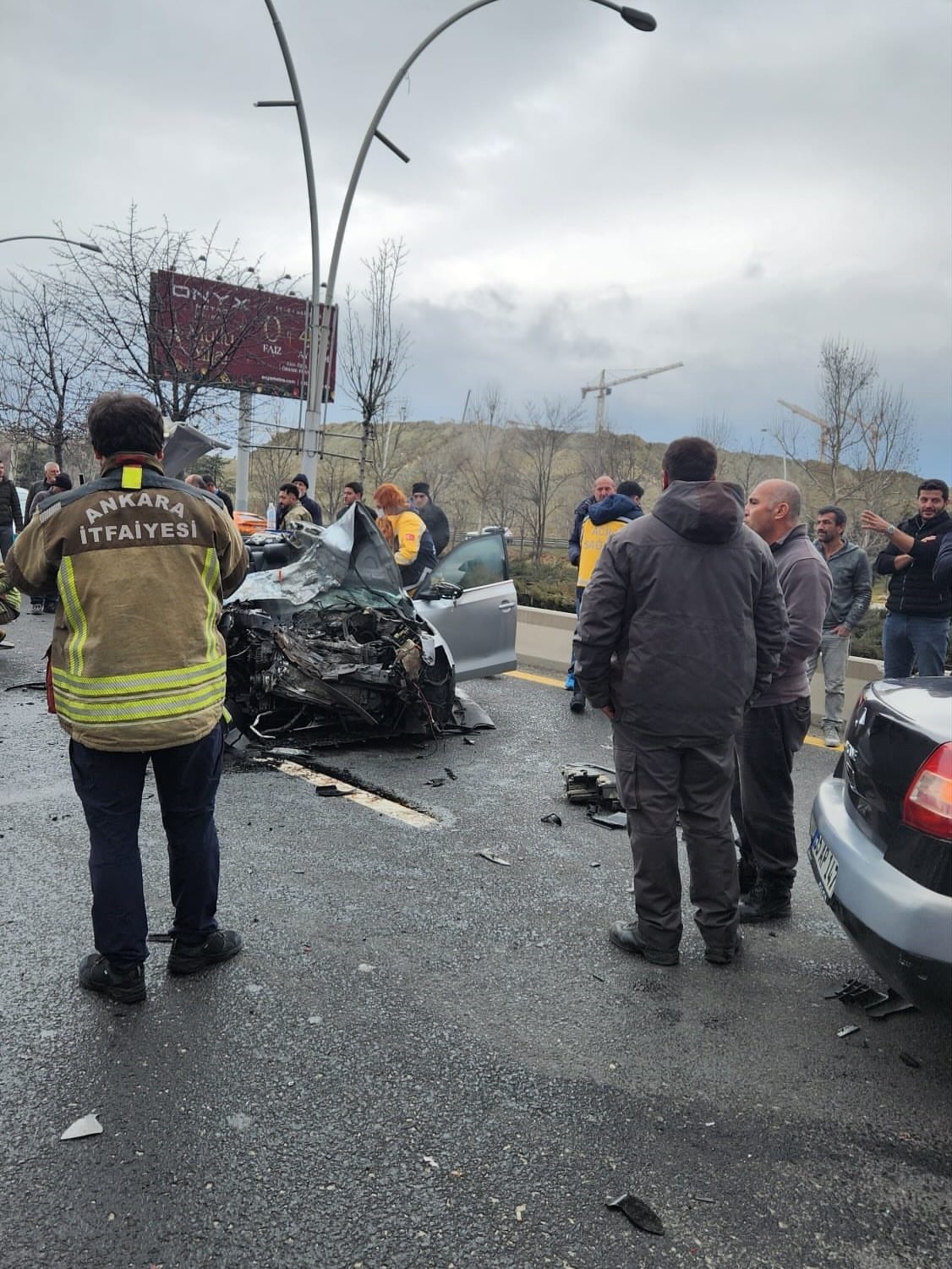 Ankara&rsquo;da durakta bekleyen EGO otob&uuml;s&uuml;ne otomobil &ccedil;arptı: 1&rsquo;i ağır 4 yaralı
