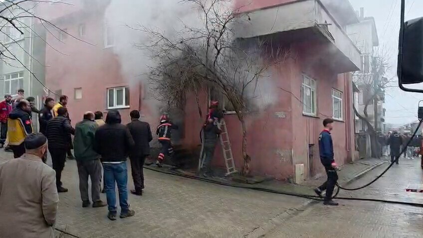 Kaynarca&rsquo;da ev yangını
