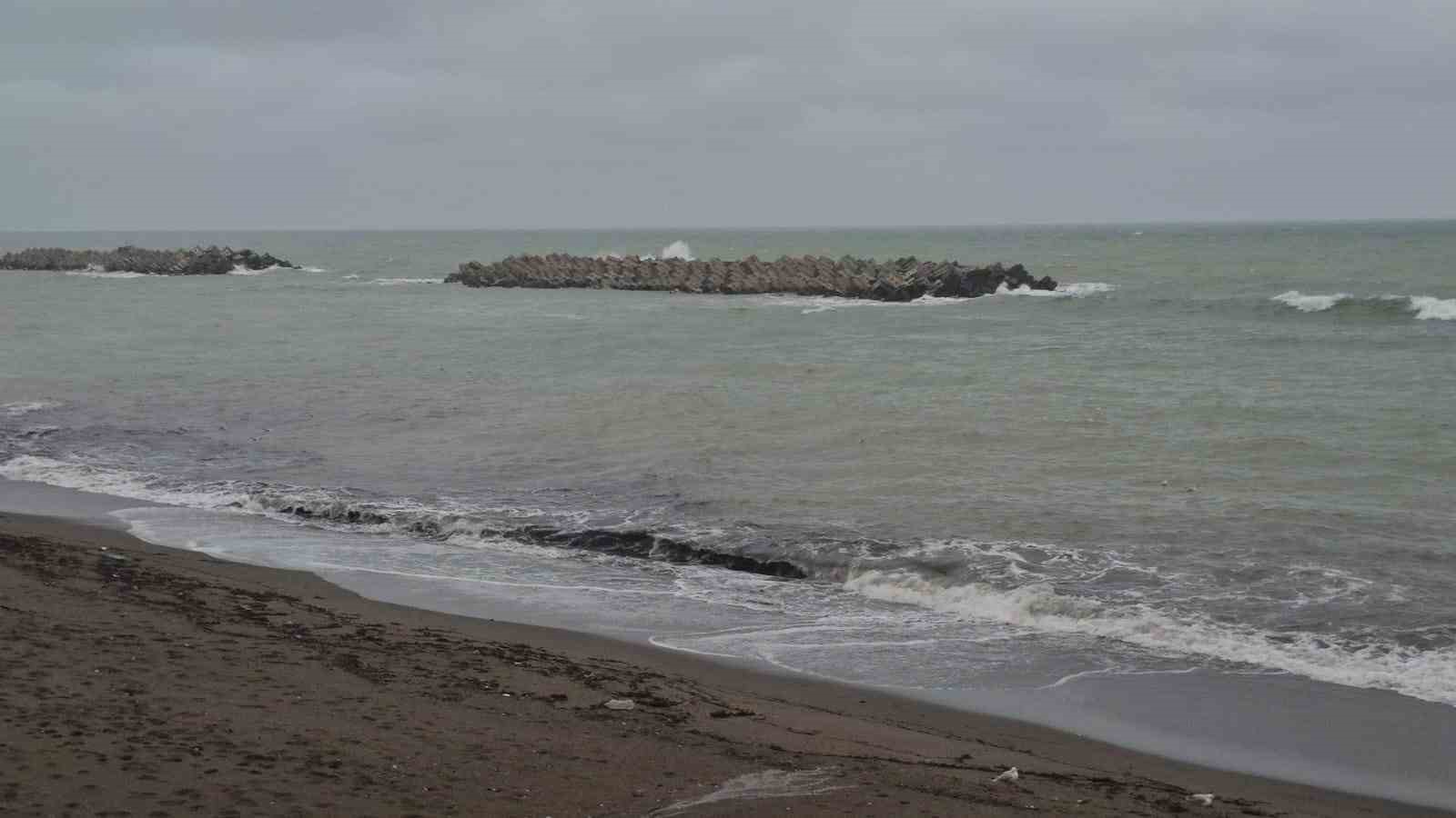 Ak&ccedil;akoca&rsquo;da sağanak ve fırtına etkili oldu: Dalgalar sahili d&ouml;vd&uuml;
