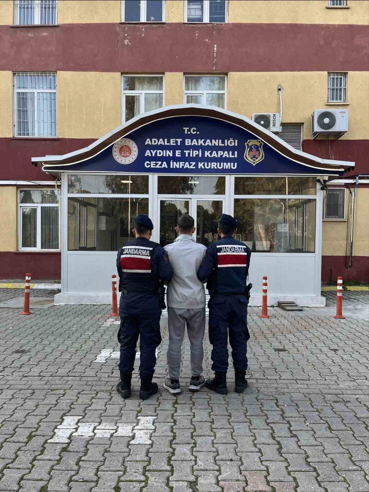 Aranan şahıslar jandarmadan kaçamadı
