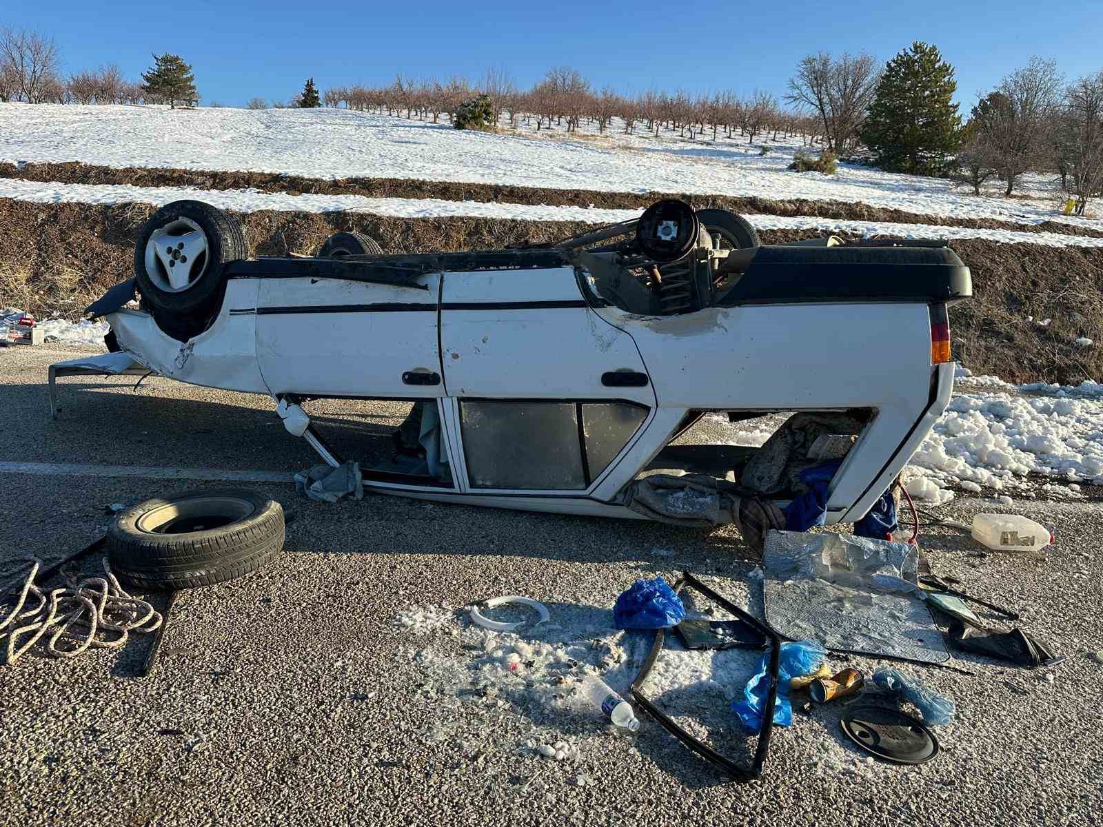 Buzda kayan otomobil takla attı