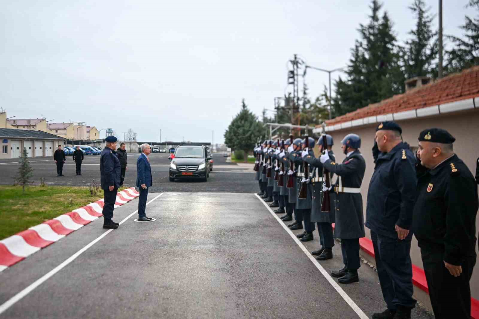 Vali Turan jandarmadan brifing aldı
