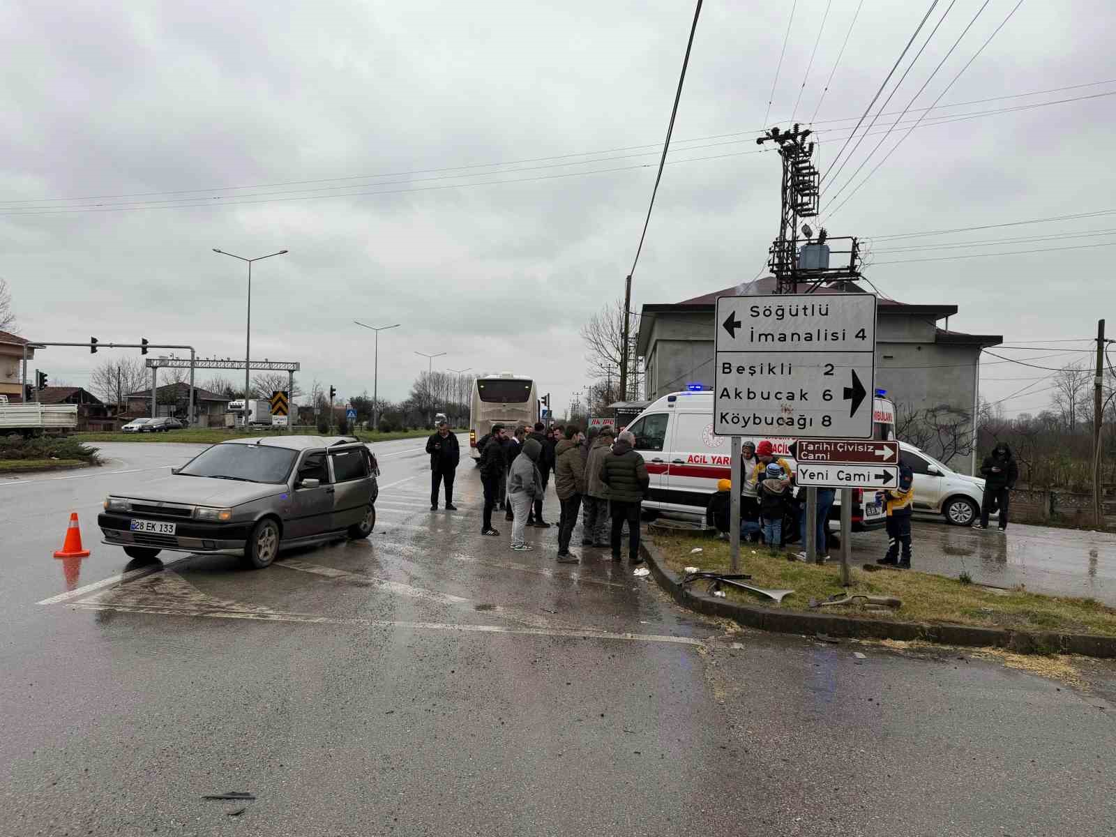 Kırmızı ışıkta duramayan otobüs otomobile çarptı: 4 yaralı
