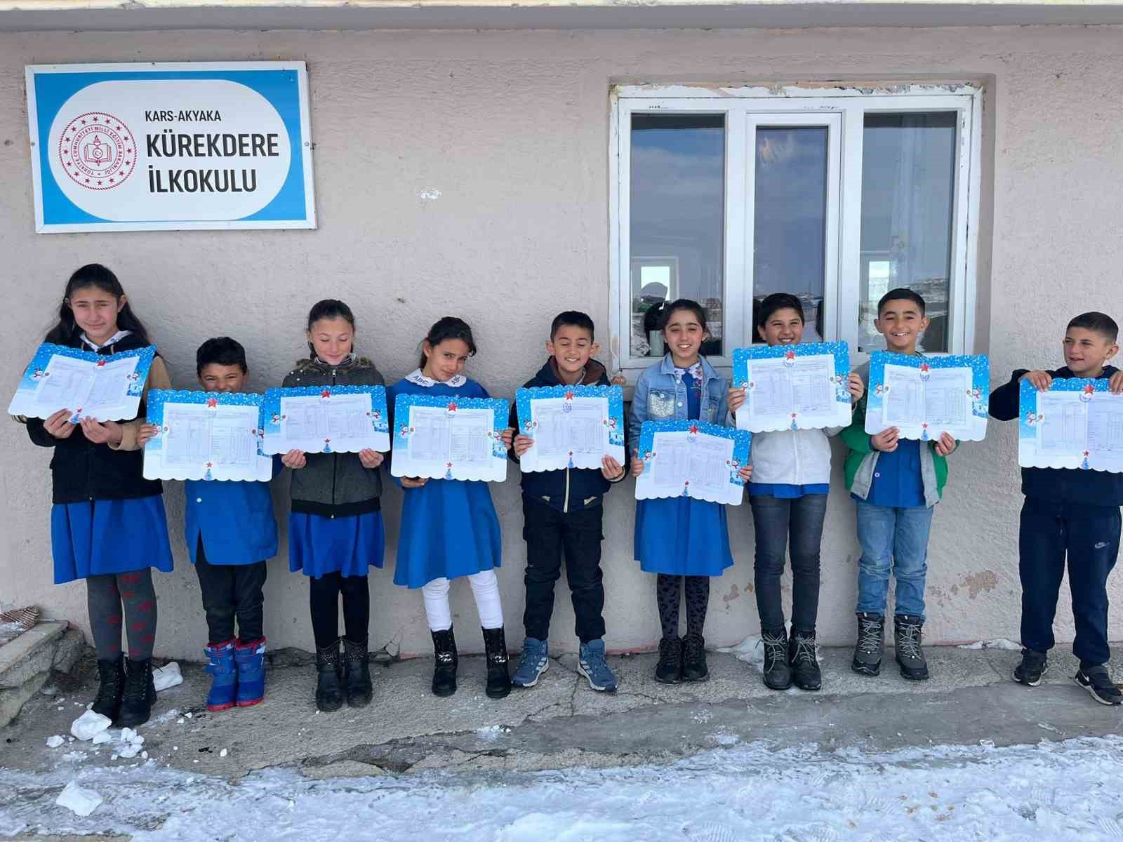 Akyaka&rsquo;da k&ouml;y okulunda &ouml;ğrenciler karnelerini aldı
