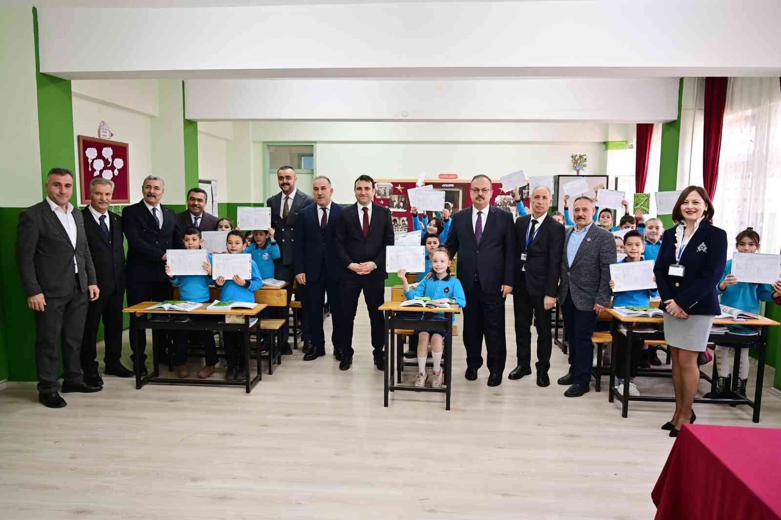 &Ouml;ğrencilerin karnelerini Vali Canbolat verdi
