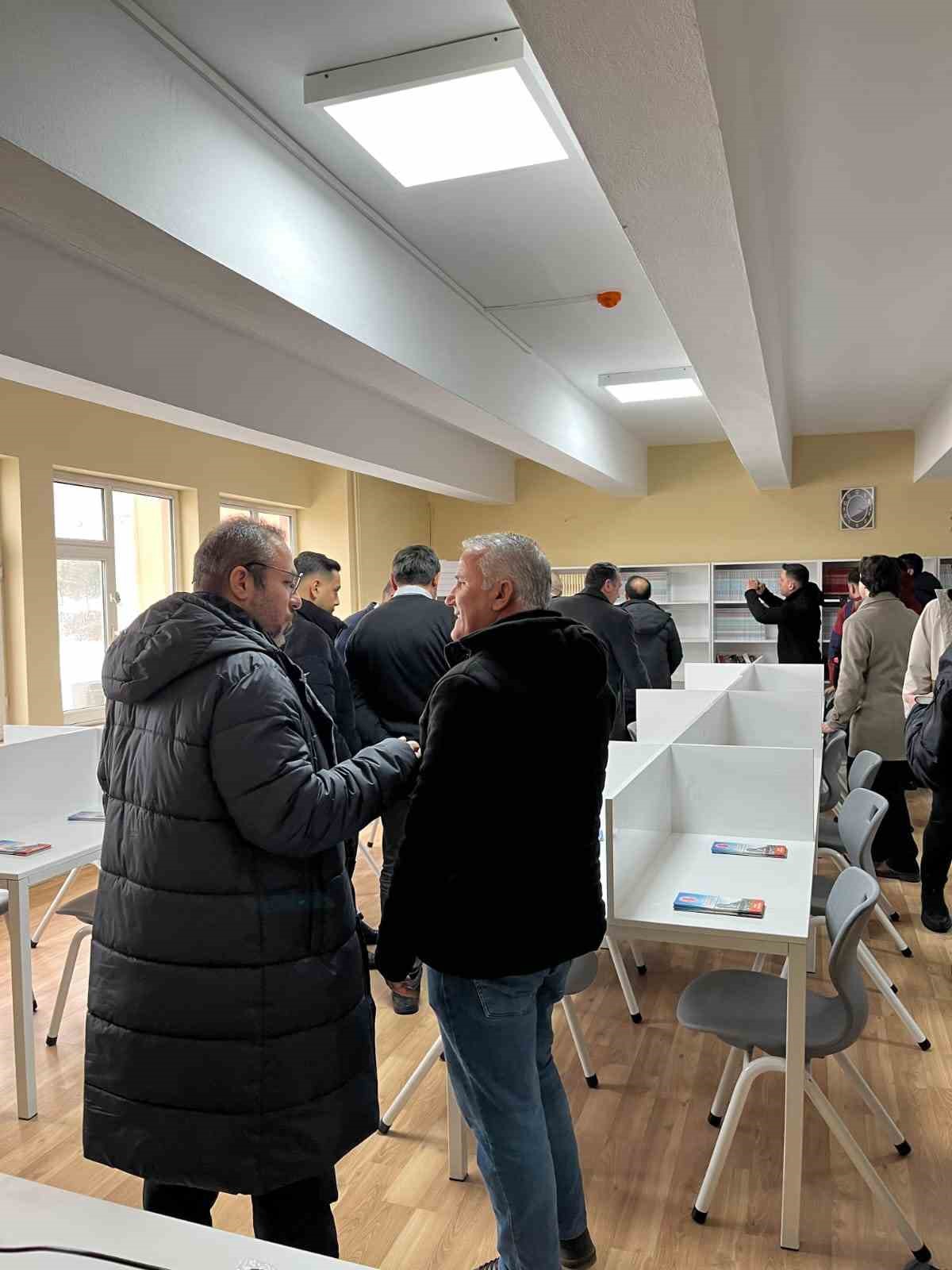 &Uuml;niversite &ouml;ğrencilerinden Lice&rsquo;de anlamlı proje: K&uuml;t&uuml;phane kuruldu
