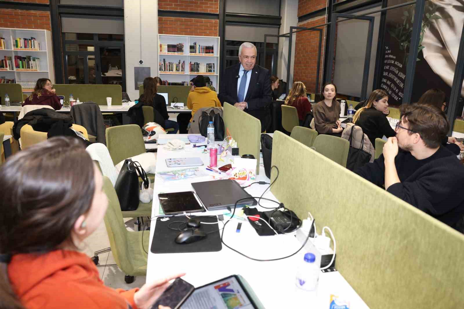 Başkan Şadi &Ouml;zdemir&rsquo;den finaller &ouml;ncesi gen&ccedil;lere moral ziyareti
