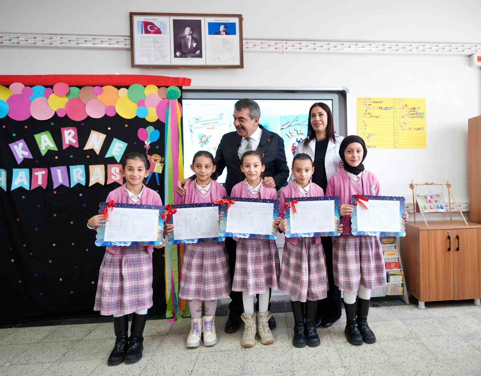 Milli Eğitim Bakanı Tekin, Ağrı’da beşiz kardeşlere karnelerini verdi