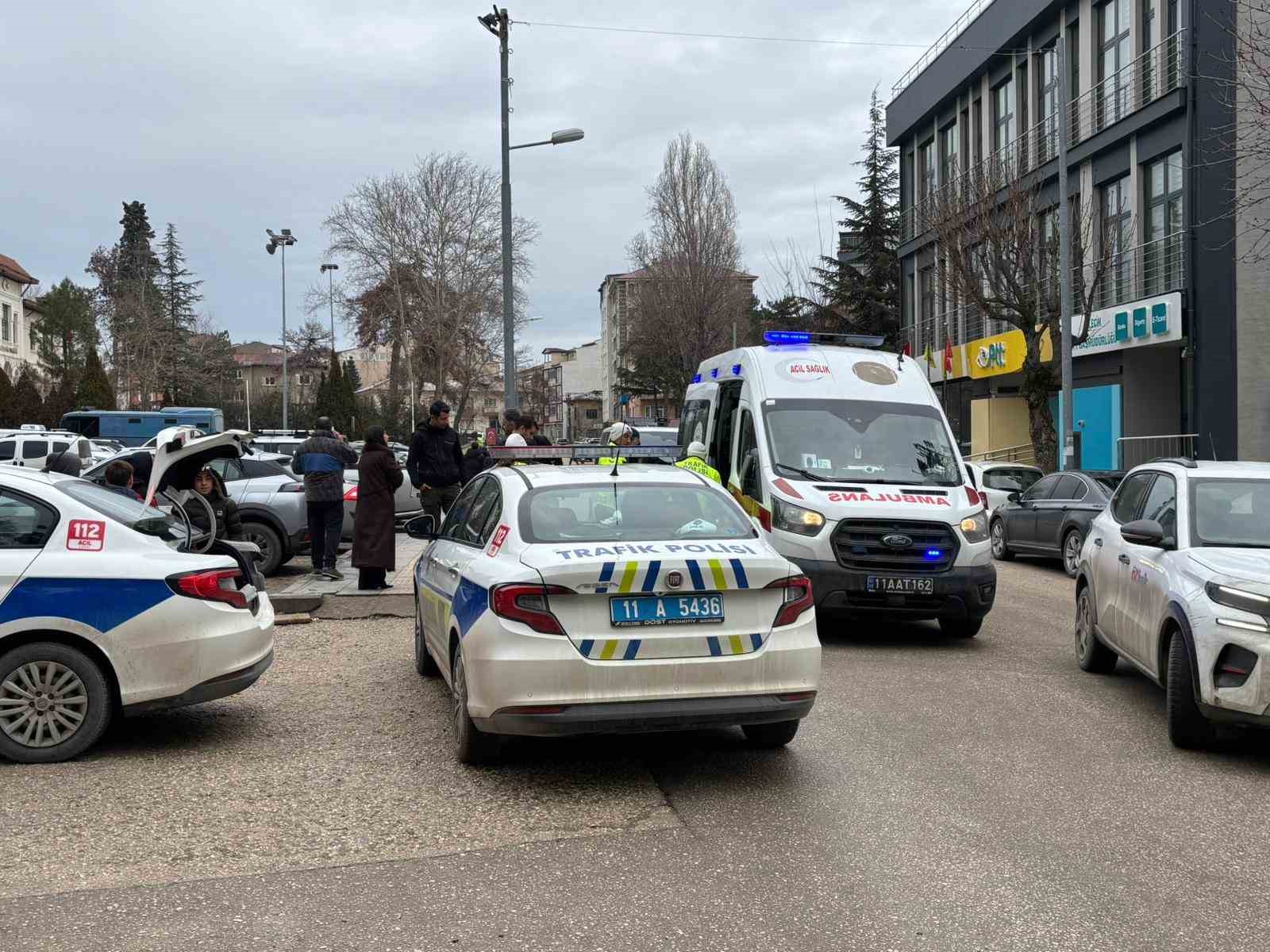 Otomobile &ccedil;arpmamak i&ccedil;in ani fren yapan motosikletli yaralandı
