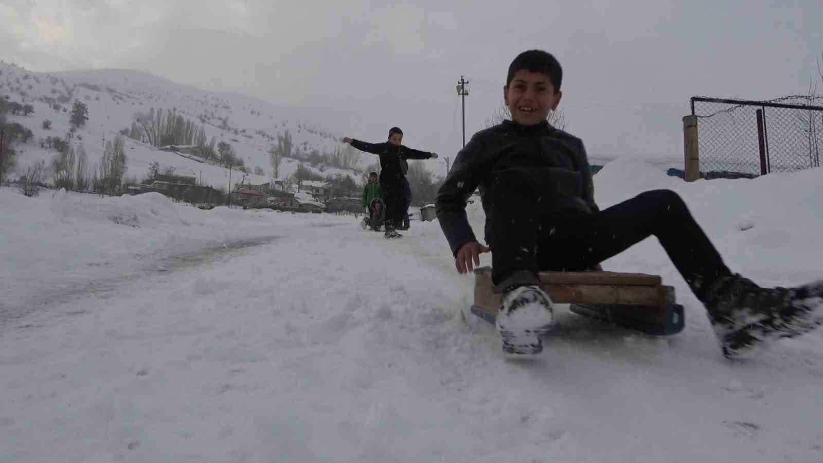 Hasköy’de çocuklar karın keyfini kayarak çıkardı