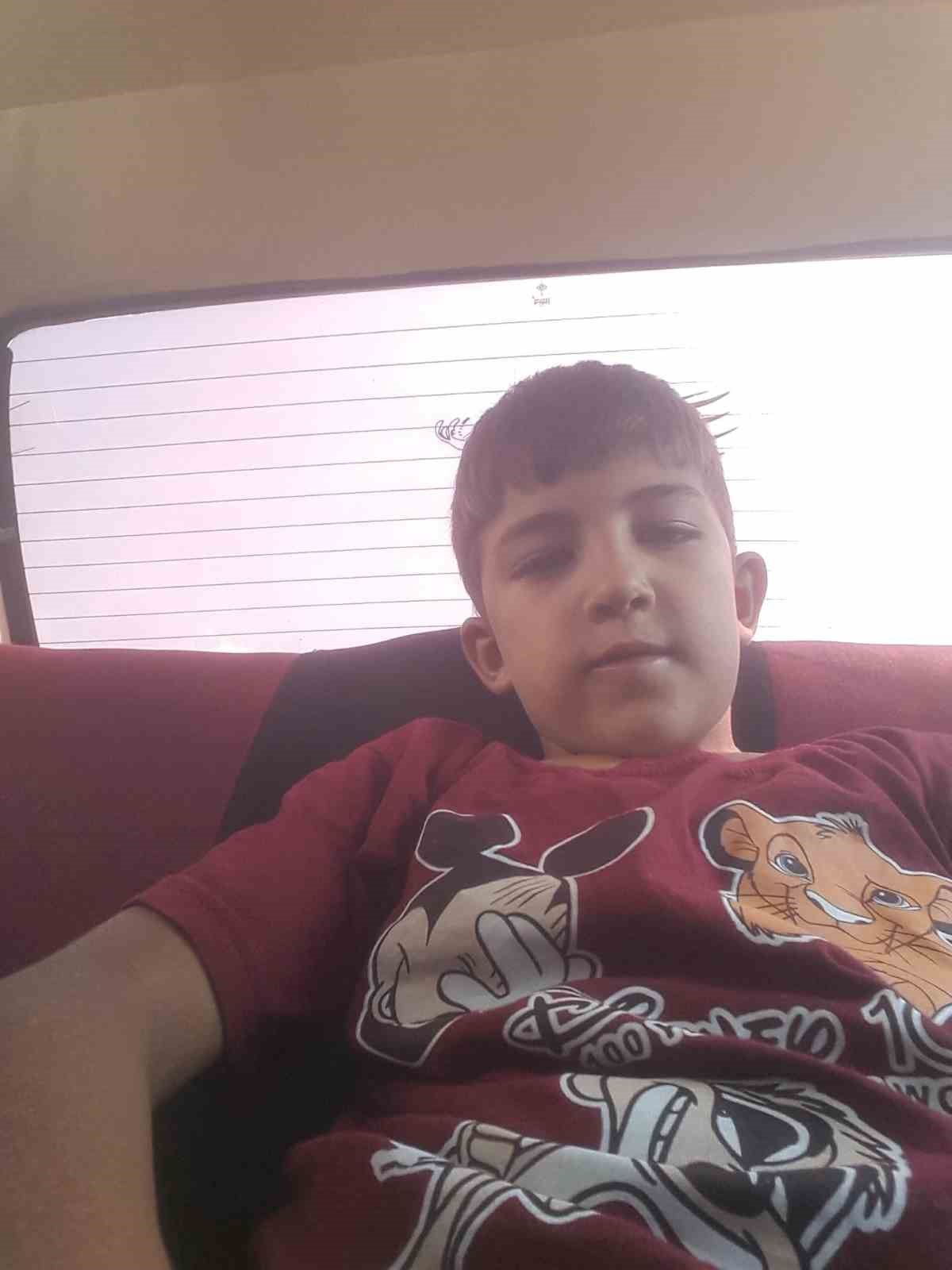 Acılı baba karne gününde maganda kurşunuyla ölen oğlunun kabrinde ağladı