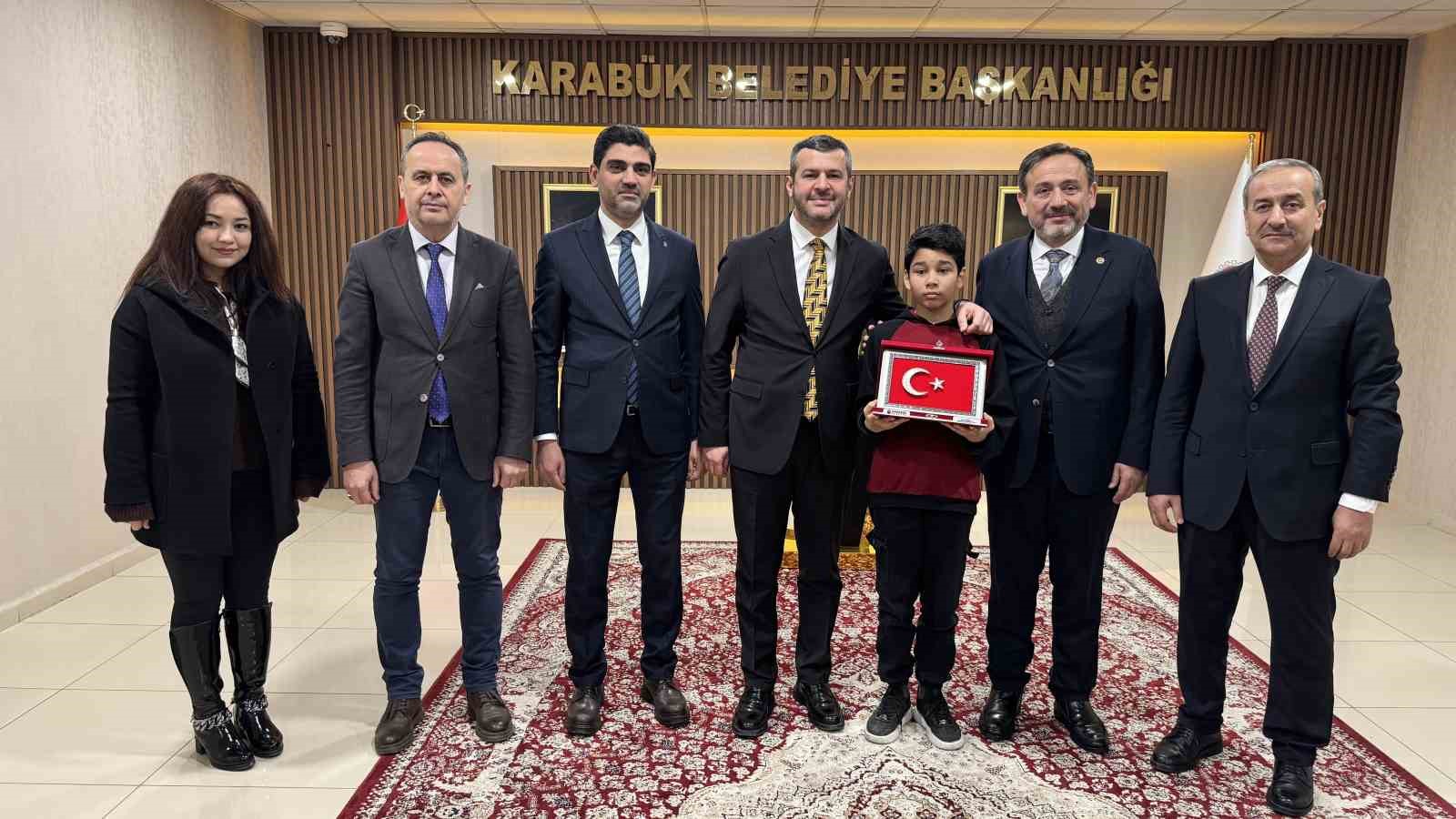 Kar altında İstiklal Marşını okuyan öğrenciye Başkan Çetinkaya da kayıtsız kalmadı