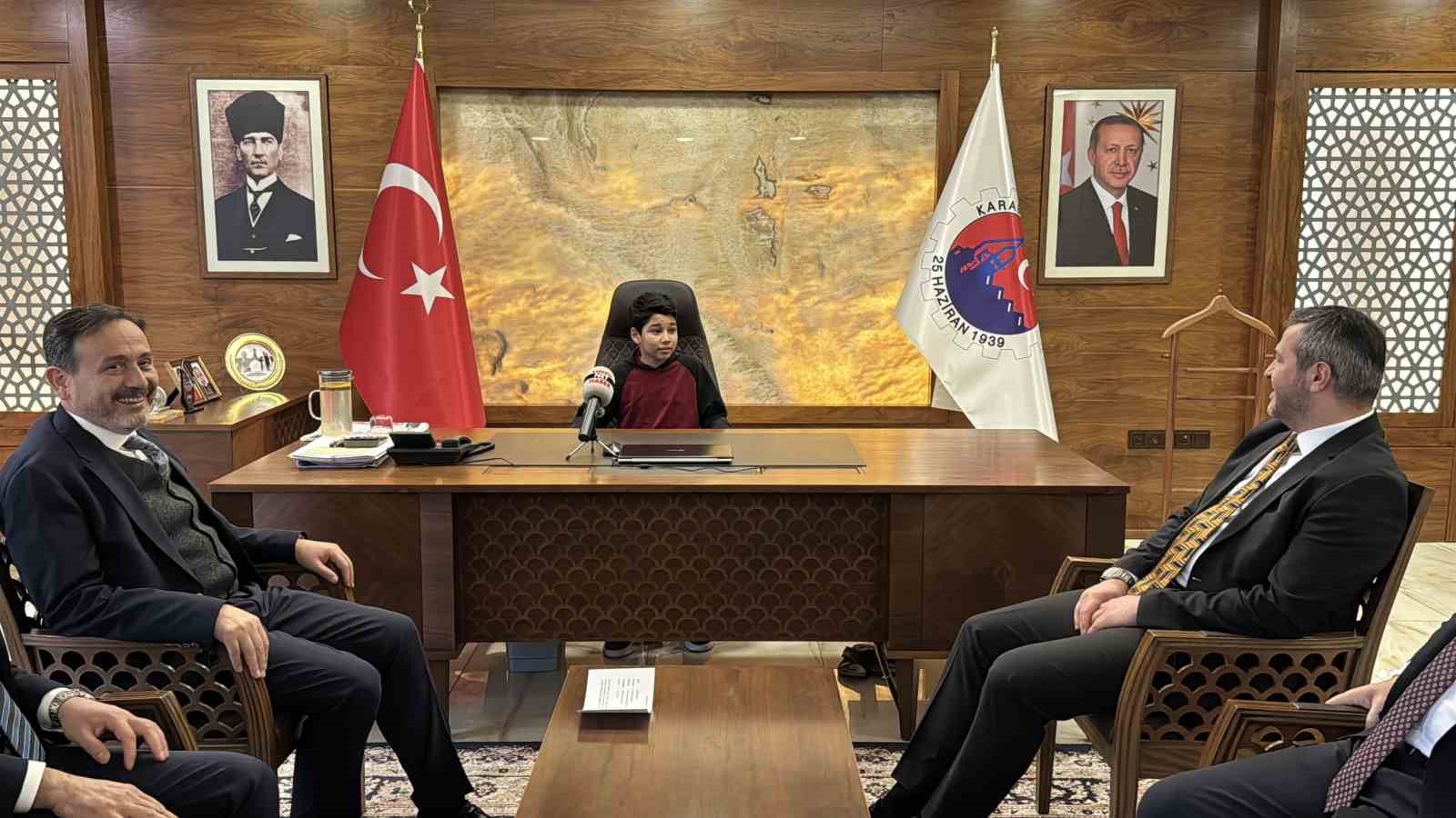 Kar altında İstiklal Marşını okuyan &ouml;ğrenciye Başkan &Ccedil;etinkaya da kayıtsız kalmadı
