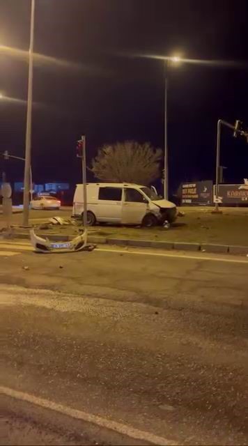 Diyarbakır&rsquo;da iki ara&ccedil; &ccedil;arpıştı: 2 yaralı
