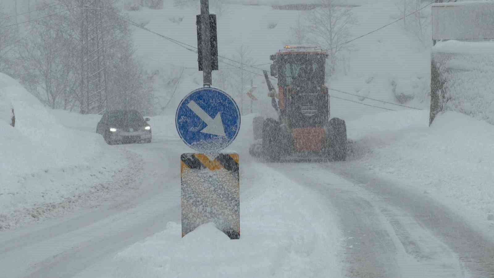 Hopa-Bor&ccedil;ka karayolunda kar ve tipi ulaşımı g&uuml;&ccedil;leştiriyor
