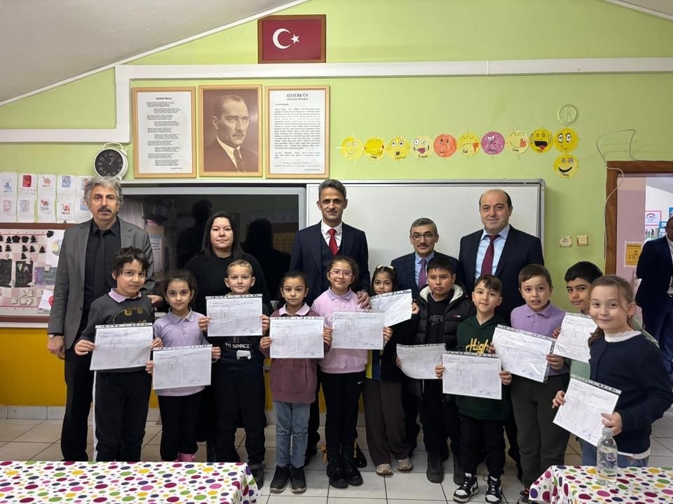 Çaycuma’da öğrenciler karnelerini kaymakam Kaya’nın elinden aldı