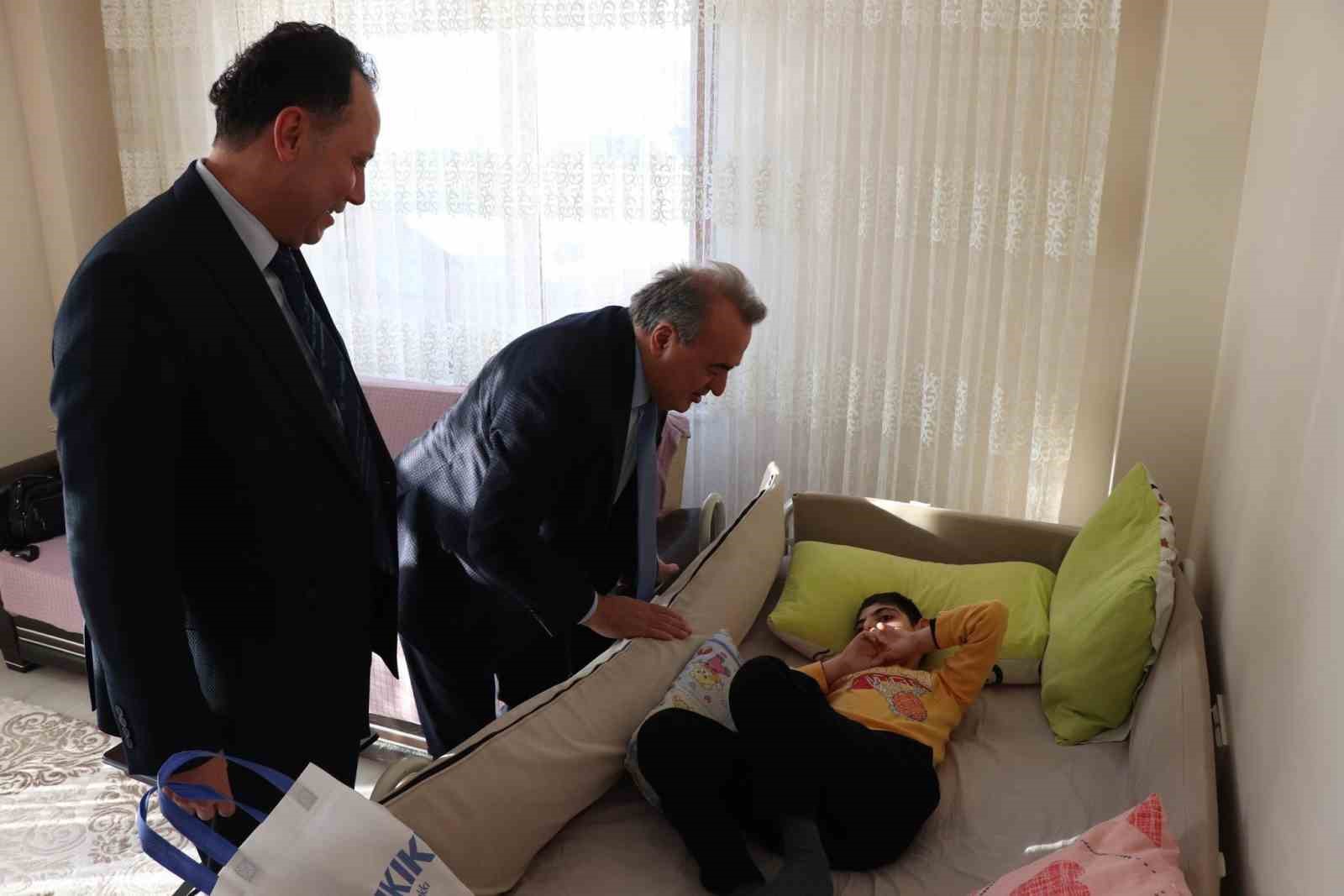 Bilecik&rsquo;te evde eğitim &ouml;ğrencisine karne sevinci
