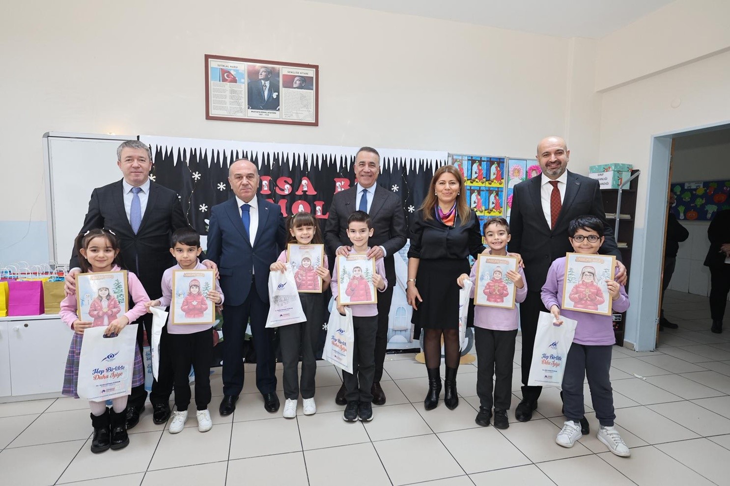 Başkan Dursun &ccedil;ocukların karne heyecanını paylaştı
