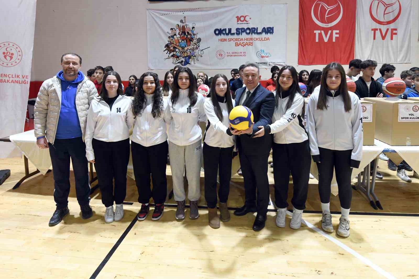 Kastamonu’da spor kulüpleri ve okullara 7 milyon TL değerinde malzeme desteği