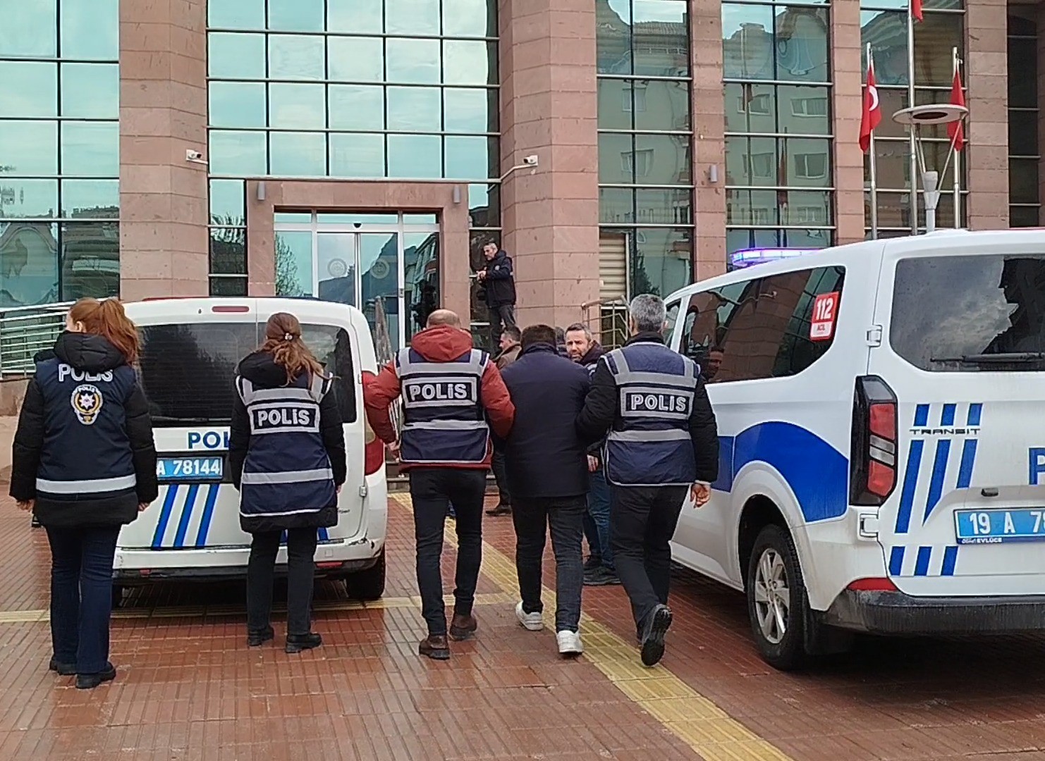 &Ccedil;orum&rsquo;da evlerden ziynet eşyası &ccedil;alan 4 hırsızlık ş&uuml;phelisi su&ccedil;&uuml;st&uuml; yakalandı
