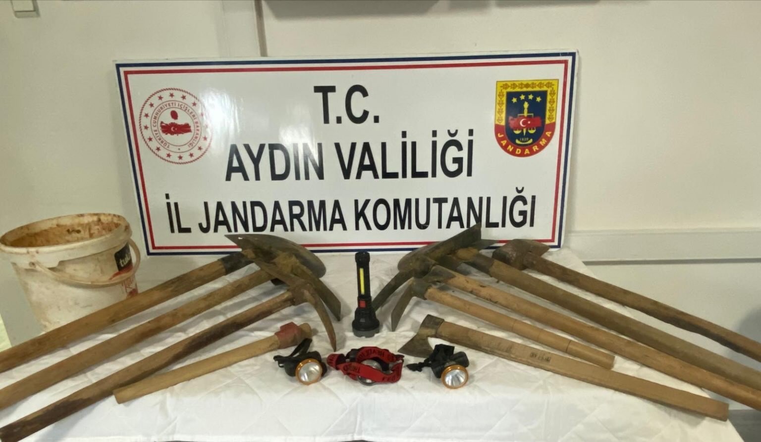 Karacasu&rsquo;da ka&ccedil;ak kazıya jandarmadan su&ccedil;&uuml;st&uuml;
