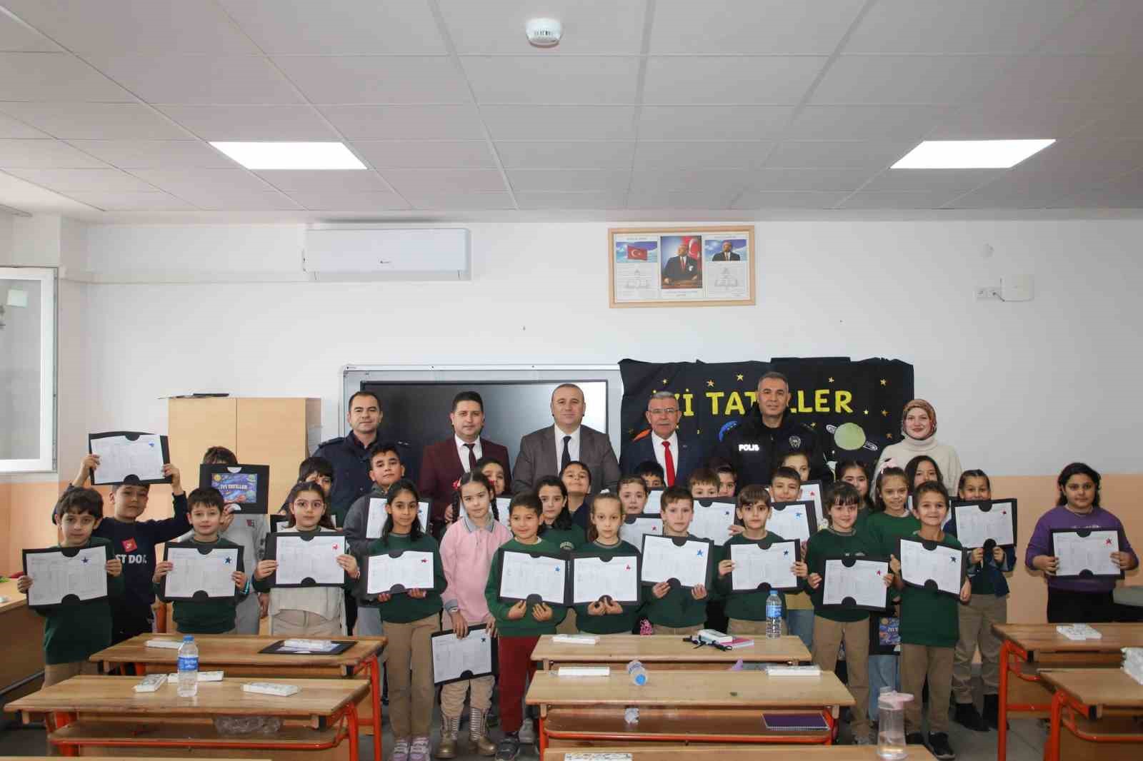 K&ouml;şk&rsquo;te &ouml;ğrencilerin yarıyıl karnelerini Kaymakam Taş verdi
