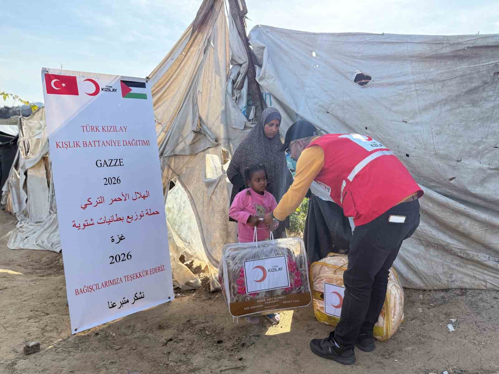T&uuml;rk Kızılay, Gazze&rsquo;de kışlık destek ve sıcak yemek yardımlarını s&uuml;rd&uuml;r&uuml;yor
