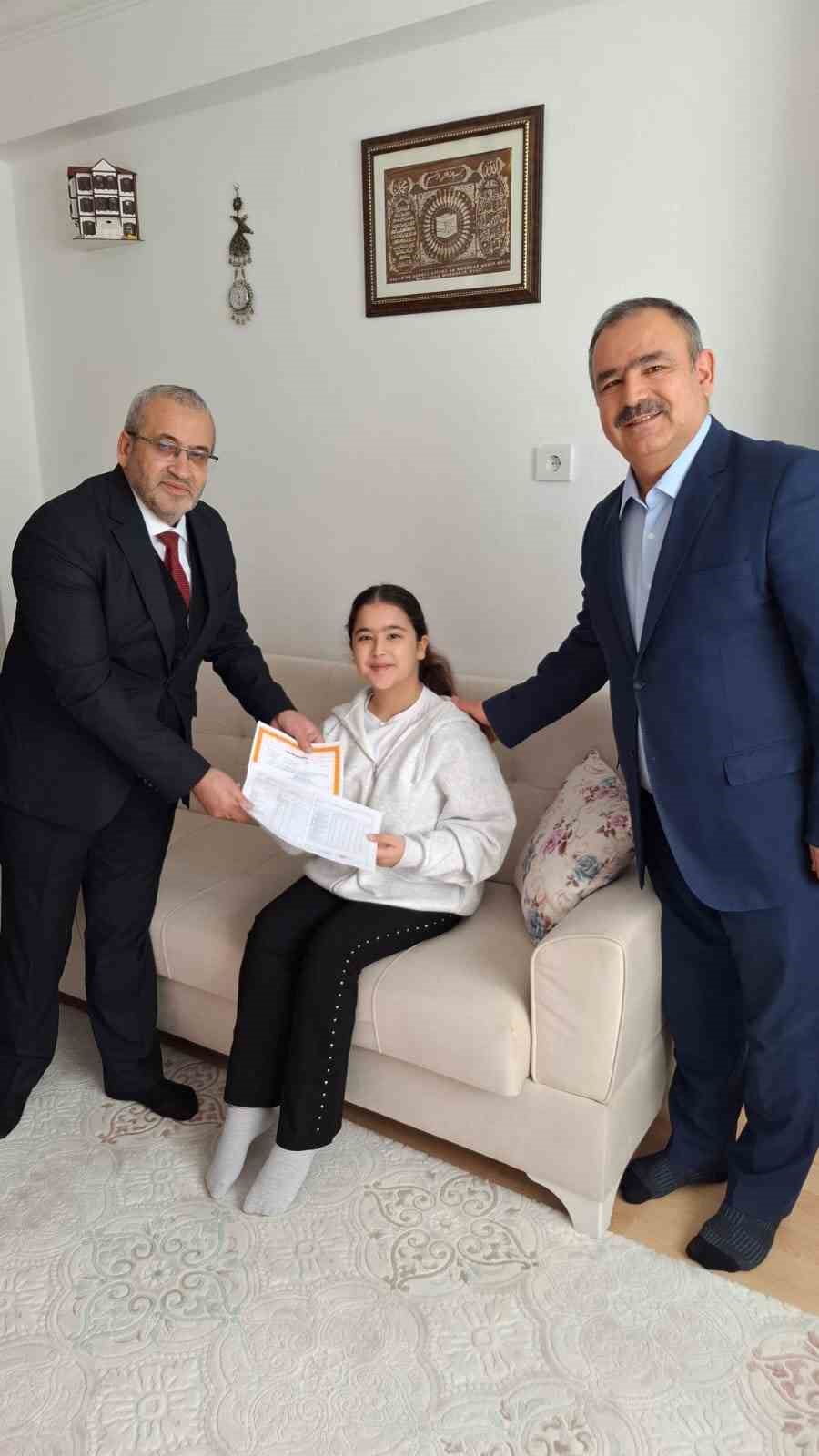 &Ccedil;orum&rsquo;da evde eğitim g&ouml;ren &ouml;ğrencinin karnesini milli eğitim m&uuml;d&uuml;r&uuml; verdi
